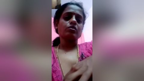 Today Exclusive- Mallu Bhabhi Showing Her Milky Boobs On Video Call