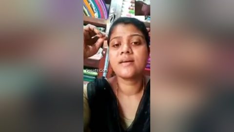 Today Exclusive- Desi Village Girl Shows Her Boobs On Vc