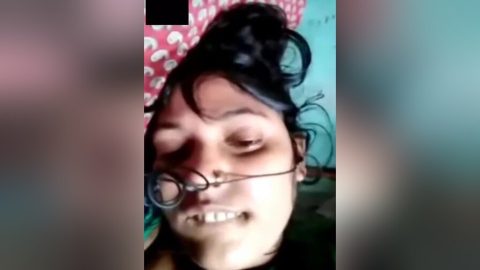 Today Exclusive- Sexy Desi Bhabhi Showing Her Boobs On Video Call
