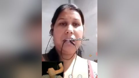 Today Exclusive- Sexy Boudi Showing Her Boobs