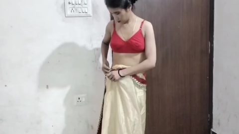 Li Ya – Desi Bhabhi Ka Saree Kholte Huye Video Bna