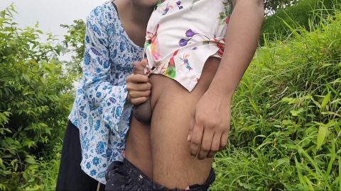Desi Ladaki Ne Apane Yaar Ko Bahar Jakar Chut Ko Ache Se Chudai Ki