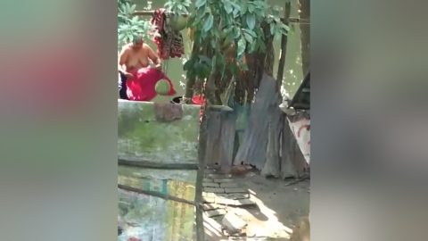 Today Exclusive- Desi Aunty Outdoor Bathing