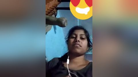 Today Exclusive- Desi Girl Showing Her Boobs On Video Call