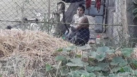 Today Exclusive- Hot Look Desi Bhabi Out Door Bathing