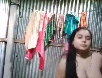 Beautiful Curvy Desi Bhabhi Nude Bath Video