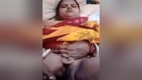 Today Exclusive -horny Bhabhi Shows Her Boobs And Fingering 2