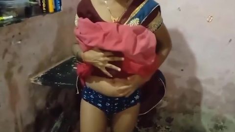 Indian Bhabhi And Hot Indian – Hot Bhabhi Se Kapde Utarbaye Or Bola Ki Mujhe Sex Karna He