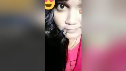 Exclusive- Cute Look Desi Girl Showing Her Boobs And Pussy On Video Call