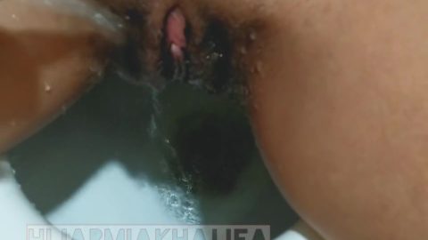 How Muslim Girl Pissing? Caught Piss In Toilet