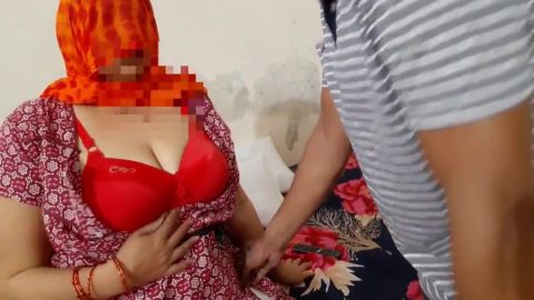 Desi Poonam Ko Tailar Ne Pela With Desi Bhabhi