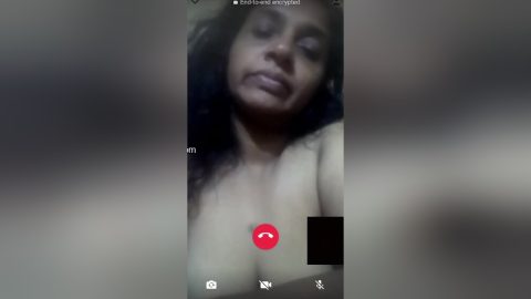 Today Exclusive- Mallu Bhabhi Showing Her Boobs 1