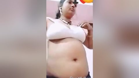 Today Exclusive-horny Bhabhi Shows Her Boobs And Ass 3