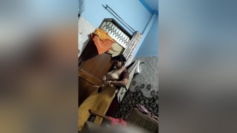 Today Exclusive- Desi Bhabhi Changing Cloths