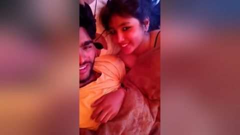 Exclusive- Desi Lover Romance And Bf Showing Her Gf Boobs And Pussy
