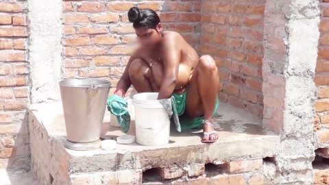 Indian Cute And Sexy Bhabhi Apni Chhat Me, Apni Chut Me Sabun Lagakar Naha Rhi H! Cute Bhabhi Bothing On Her Roof