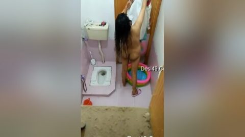 Today Exclusive- Hot Look Desi Girl Bathing Capture By