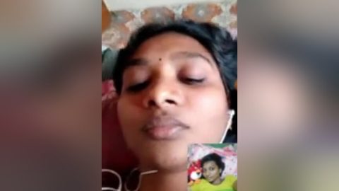 Today Exclusive- Sexy Look Desi Tamil Girl Showing Her Boobs On Video Call