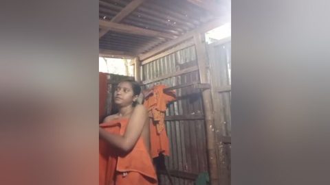 Today Exclusive- Desi Girl Record Her Bathing Video