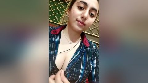 Sexy Paki Girl Shows Her Boobs 2