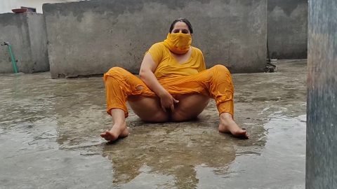 Pakistani Stepmom Enjoy The Rain
