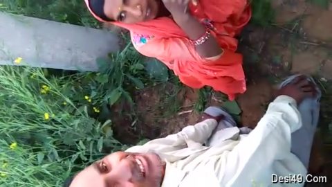 Exclusive- Desi Mature Cheating Wife Outdoor Sex With Lover