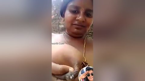 Horny Desi Bhabhi Shows Her Milky Boobs