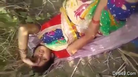 Exclusive- Desi Randi Bhabhi Outdoor Sex With 2 Young Guys