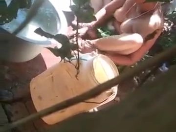 Desi Aunty Outdoor Bathing Video